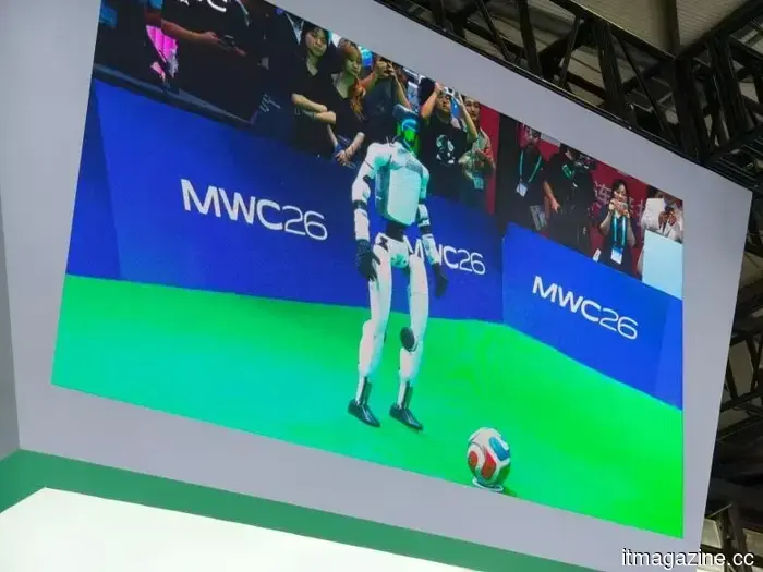 Olvida el marcador, la tanda de penaltis del robot humanoide de MWC Shanghai puso a prueba la IA encarnada.