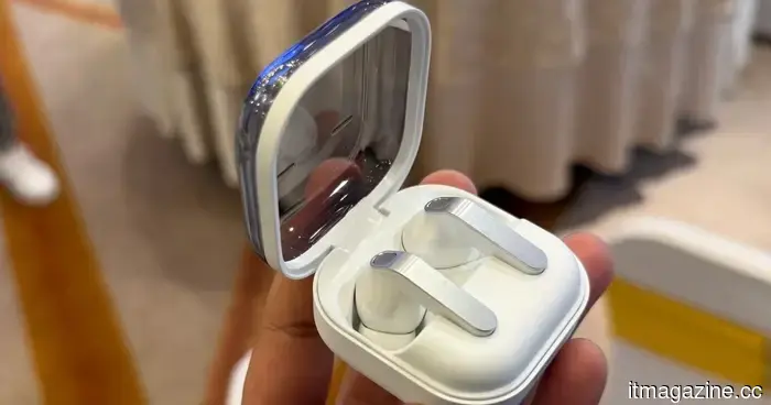 Le prossime cuffie Galaxy di Samsung potrebbero sorprendere con un design a clip per l'orecchio.