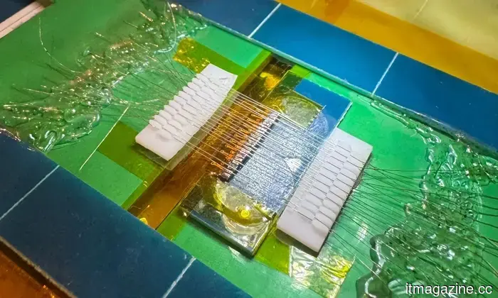 The dimensions of a credit card: This completely operational computer also includes an e-ink display.