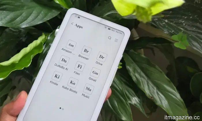 DuRoBo Krono review: An innovative approach to the phone-like e-reader that perhaps sets its sights a bit too high.