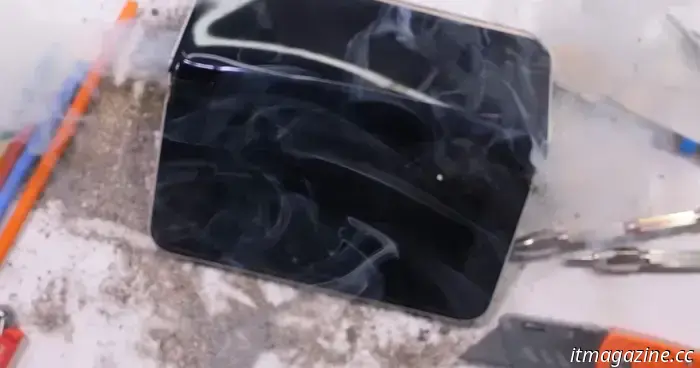 Solo hubo un ganador para este premio al 'teléfono menos duradero de 2025'.