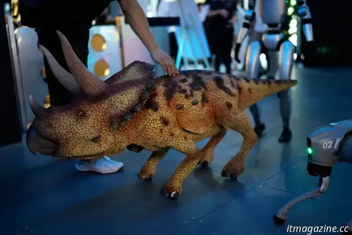 En China se inauguró una tienda de robots androides.