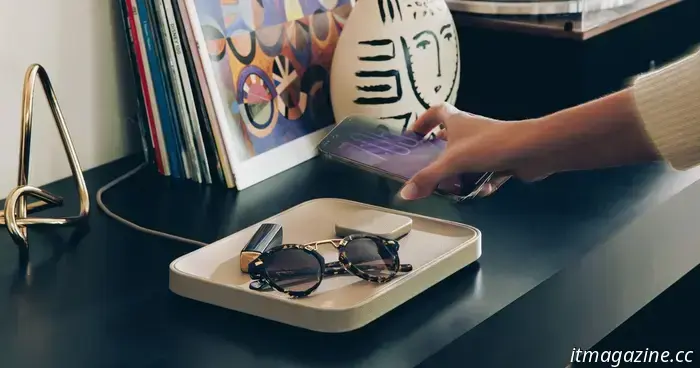 La base di ricarica wireless di Twelve South sembra un lussuoso accessorio da tavolo in pelle.