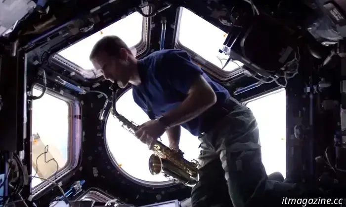 Questi filmati di astronauti che si rilassano sulla ISS faranno sorridere.