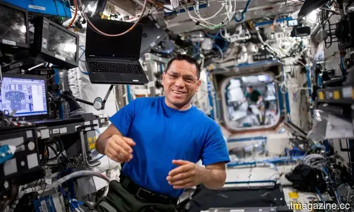 Gli astronauti sulla ISS stanno ricevendo un aggiornamento del laptop da HP.