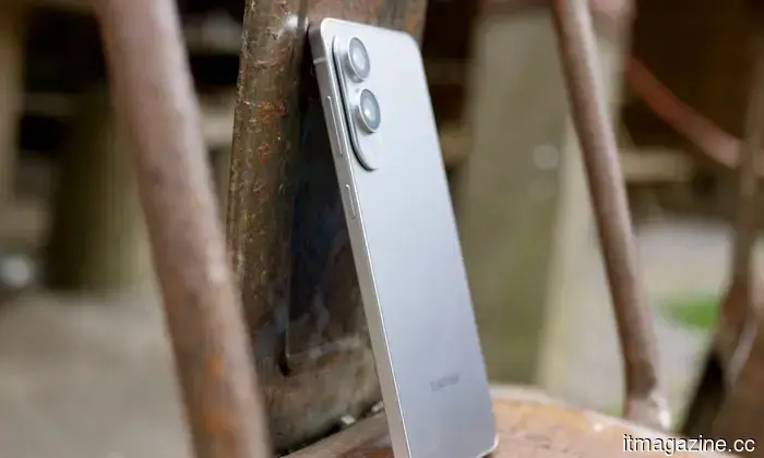 The iPhone Air demonstrates why smaller phones remain the superior choice.