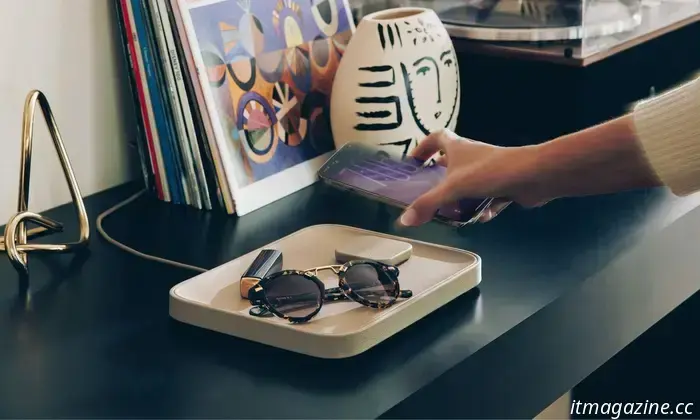 La base di ricarica wireless di Twelve South sembra un lussuoso accessorio da tavolo in pelle.