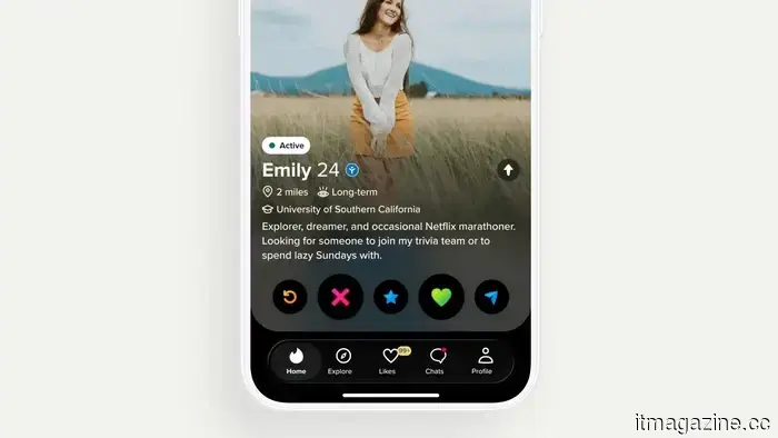 Tinder quiere comprobar tu humanidad mirando dentro de un orbe. Sí, leíste bien.