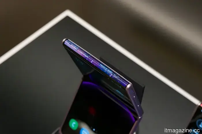 Забудьте о складывании дважды. Следующий большой экранный телефон Samsung может просто открываться слайдом.