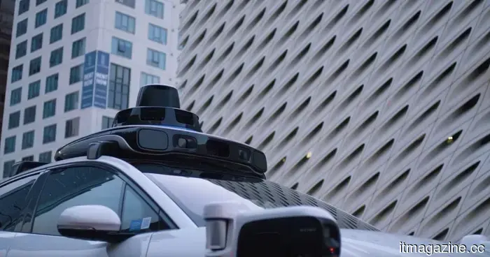 Le auto a guida autonoma continuano a ostacolare i soccorritori, e zio Sam ha appena esaurito la pazienza.