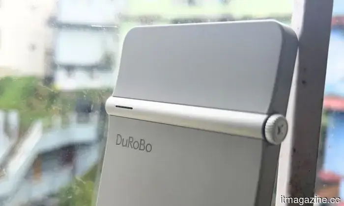 DuRoBo Krono review: An innovative approach to the phone-like e-reader that perhaps sets its sights a bit too high.