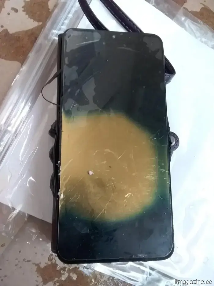 Un Samsung Galaxy S25 FE è esploso durante la notte, e non è il primo Galaxy S25 a farlo.