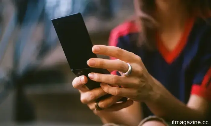 Il Light Flip riporta indietro il telefono flip, senza le distrazioni.