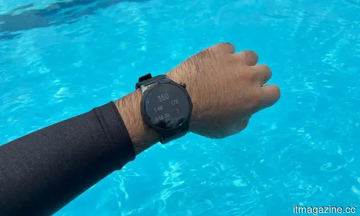 Ho portato questo smartwatch Oppo a nuotare e ha tracciato tutto tranne le mie scuse.