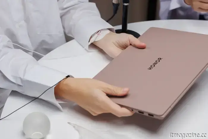 Эмоции от ноутбука на кончиках пальцев.