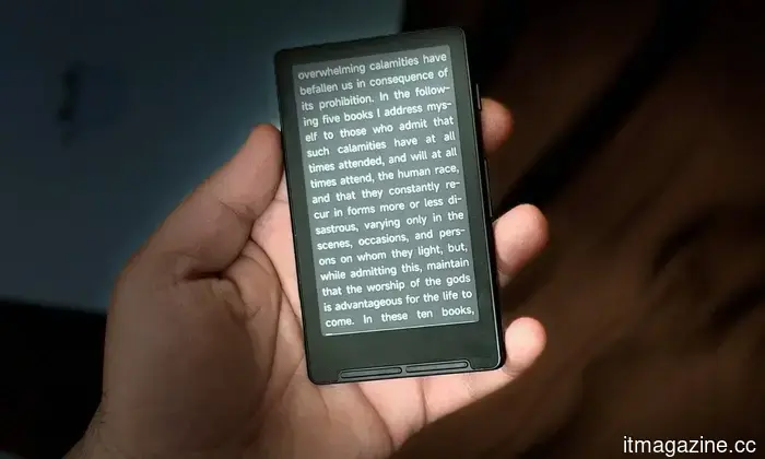 Recensione di Xteink X4: Dubitavo di questo piccolo e-reader, ma ha corretto le mie cattive abitudini di utilizzo dello schermo.