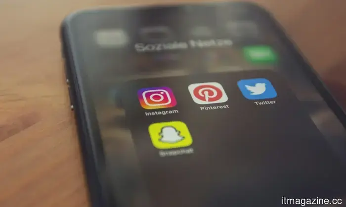 Snapchat's latest advertising format makes AI chatbots resemble sales representatives.