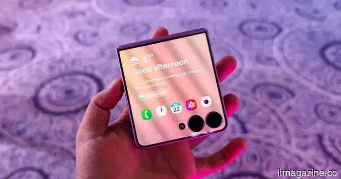 Samsung simplifies the process of running multiple applications on the cover screen of the Galaxy Z Flip 8.