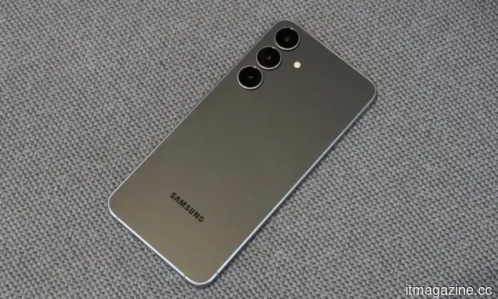 Samsung might be considering two different sizes for the Galaxy S27 Ultra next year.