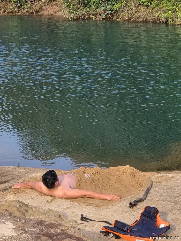 Samsung Galaxy S26 Review: This small flagship seems to be playing it too safe.