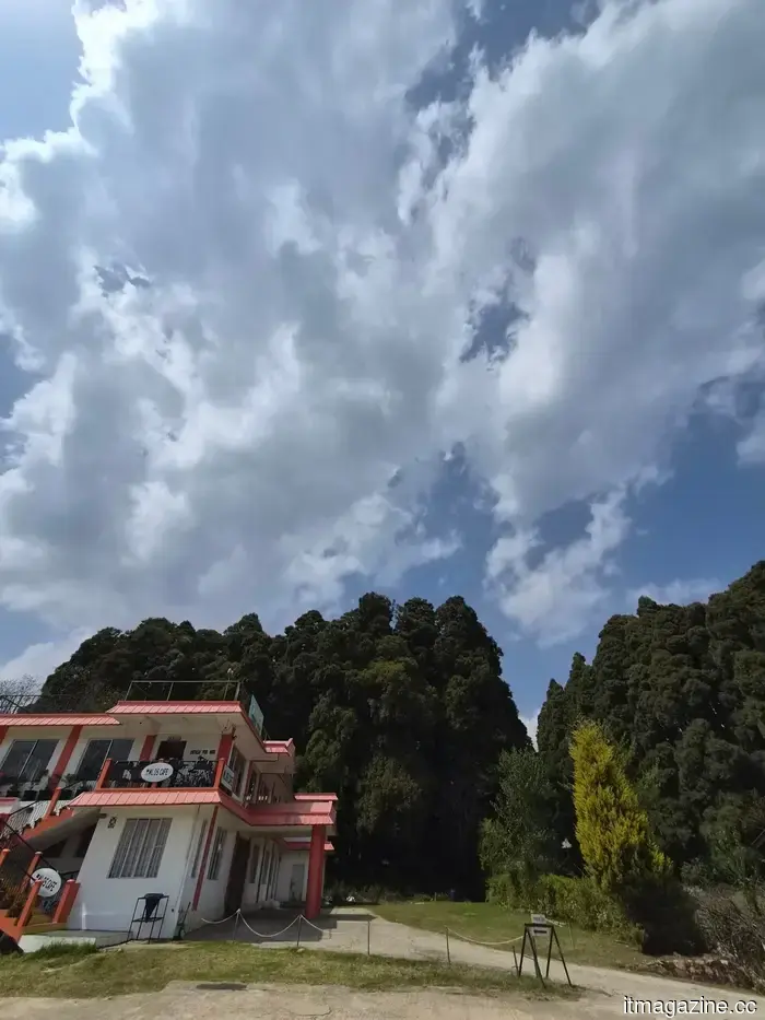 Samsung Galaxy S26 Review: This small flagship seems to be playing it a bit too safe.