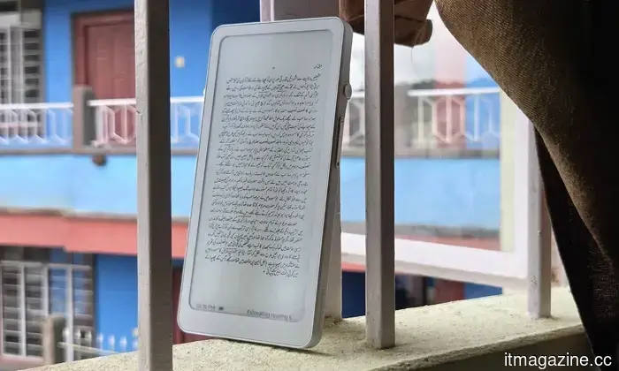 DuRoBo Krono review: An innovative approach to the phone-like e-reader that perhaps sets its sights a bit too high.