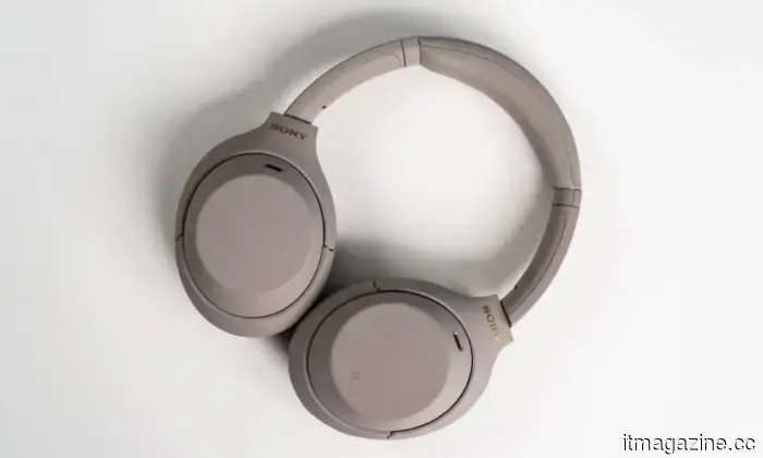 Ecco come potrebbero apparire i presunti Galaxy Buds On di Samsung.