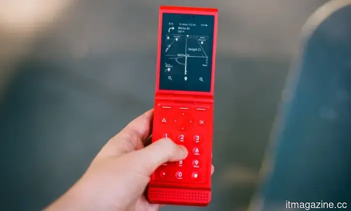 Il Light Flip riporta indietro il telefono flip, senza le distrazioni.