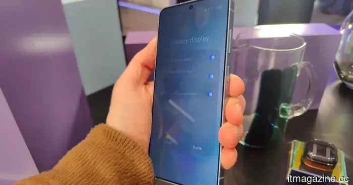 Xiaomi might be aiming to replicate Samsung's anti-snoop feature, but without the costly display technology.