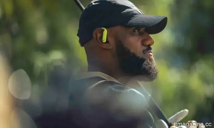 This luxurious leather Apple Watch charging kit from Hermès is more expensive than a MacBook Pro.