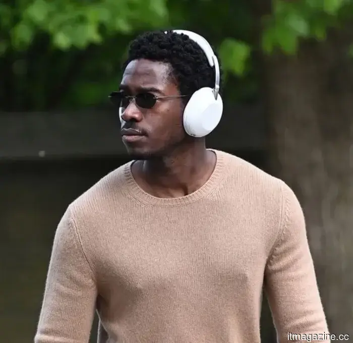 Sony's upcoming WH-1000XX headphones have been seen in the wild prior to their official release.