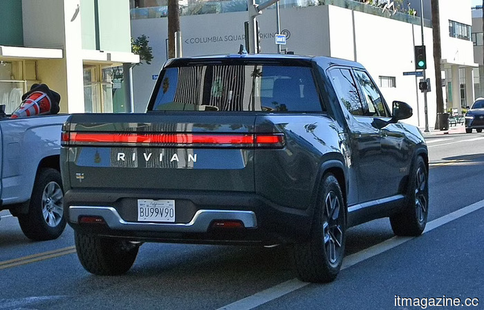 Rivian licenzia centinaia di lavoratori una settimana dopo il lancio delle consegne R2 mentre insegue il suo primo profitto