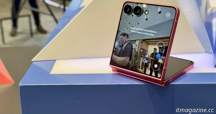 Samsung's newest patent indicates a flip design that can be folded both inward and outward.