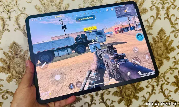 Обычный iPad — безжалостно эффективный планшет, и за $349 то, что он предлагает, почти невозможно превзойти. Он почти во всём попадает в цель: прочная сборка и плавная работа, насыщенное функциями ПО и долговечные обновления. Он идеально подходит для детей, школ и развлечений.

Много лет он оставался северной звездой для игроков в сегменте Android, но никому так и не удалось его затмить. Появляется OnePlus с Pad Go 2 — бюджетным Android‑решением, которое идёт немного иным путём, чтобы перевернуть рынок iPad, и почти справляется с этим.

Он не может окончательно побить iPad, но за $399 всё равно предлагает массу приятных вещей, которые делают его одним из самых сбалансированных Android‑планшетов. Я даже рискну назвать его лучшим Android‑планшетом по соотношению цены и качества на рынке, после пары недель использования его в качестве компаньона.

Экран, созданный и для работы, и для развлечений

Nadeem Sarwar / Digital Trends

На бюджете трудно найти приличный экран. Ограничения бюджета обычно сказываются на плотности пикселей, размере, яркости или плавности. OnePlus Pad Go 2 находит тонкий баланс — возможно, лучший — между всеми этими ключевыми показателями.

По сравнению с обычным iPad он предлагает больший экран (12,1‑дюймовый против 11‑дюймового) с разрешением 2800 × 1980 пикселей. По резкости плотность пикселей на OnePlus даже выше (284 против 264 PPI), а также он обеспечивает большую яркость — 600 нит (900 нит в режиме высокой яркости), тогда как iPad максимум 500 нит.

Это не разница день и ночь, но на улице читаемость лучше. Ещё один недооценённый плюс — соотношение сторон. Формат 7:5 лучше подходит для многозадачности с разделённым экраном по сравнению с более «квадратным» подходом iPad. Конечно, и полезная площадь экрана щедрее.

Nadeem Sarwar / Digital Trends

Если вы покупаете этот планшет в первую очередь для стриминга контента, он не разочарует. Поддерживается контент Dolby Vision, а соотношение сторон делает его удачным выбором по сравнению с 16:9 у многих Android‑планшетов и примерно 4:3‑подходом Apple.

Если вы планируете много играть или стримить игры из облака, этот экран для этого подходит лучше. Вы реже столкнётесь с вертикальными чёрными полосами (pillarboxing) или странным вертикальным кадрированием на OnePlus Pad Go 2 по сравнению с iPad.

Экран достаточно насыщенный, углы обзора тоже неплохие. Но что действительно выделяет этот планшет, так это частота обновления 120 Гц. Большинство планшетов в этом ценовом сегменте — включая iPad — остаются на обычной панели, а OnePlus Pad Go 2 поднимает план с экраном 120 Гц.

Эффект дополнительной плавности заметен сразу. Будь то обычное взаимодействие с OxygenOS 16, заметки со стилусом или просмотр игр — панель 120 Гц ощущается заметно более гладкой. В автоматическом режиме частота может падать до 30 Гц, но я бы оставался на пиковом значении, даже если это сказывается на батарее.

Tom Bedford / Digital Trends

Нельзя полностью испытать удовольствие от игр с частотой выше 60 FPS из‑за ограниченных ресурсов системы, но в тех немногих играх, где это удаётся с небольшой оптимизацией графики, впечатление довольно приятное. По моему опыту, режим 60 fps в играх — золотая середина для 120‑герцовой LCD‑панели OnePlus Pad Go 2, и он по‑прежнему приносит удовольствие.

Программное обеспечение делает его особенным

OnePlus серьёзно переключился в сторону AI‑ориентированного программного опыта на базе OxygenOS 16, но не переборщил. Напротив, ПО на базе Android 16 на планшете сохраняет своё очарование с множеством уникальных функций.

Боковая панель — одна из моих любимых. Внутренним свайпом вы получаете быстрый доступ к наиболее часто используемым приложениям и утилитам без отвлекающих перескоков между приложениями. Там же расположена панель файлов, которая скорее выступает как синхронизируемый универсальный контейнер для файлов, то есть glorified буфер обмена.

Nadeem Sarwar / Digital Trends

Для элементов, к которым вы часто обращаетесь, можно быстро «припарковать» их здесь и получать доступ без необходимости рыться в локальном хранилище. Более того, если у вас под рукой есть телефон OnePlus, вы можете синхронизировать панель файлов между устройствами. В том же духе есть аккуратная система зеркалирования экрана, работающая как мост iPhone‑Mac.

OnePlay даже создала систему ретрансляции приложений, которая позволяет транслировать контент телефона на экран планшета. Мне нравится режим заметок на заблокированном экране, который позволяет сразу начинать каракули на экране блокировки, не проходя через разблокировку и запуск приложения.

Есть и несколько функций на базе ИИ, которые справляются с рутинными задачами вроде перевода, суммаризации, редактирования изображений и прочего. Им бы не помешала доработка. Например, функция AI‑writer не работала в предустановленном приложении заметок, и я также не смог запустить её на веб‑страницах в Chrome.

Nadeem Sarwar / Digital Trends

Реализация управления окнами приложений у OnePlus довольно интуитивна, особенно жесты. И да — она лучше, чем то, что предлагает iPadOS 16 на iPad. Жесты перетаскивания, смена окон и управление прозрачностью в OxygenOS 16 — заметные элементы пользовательского опыта.

Единственный большой недочёт — Open Canvas, который позволяет запускать три приложения рядом. Он мне очень понравился на складном OnePlus Open, но по какой‑то причине его нет в OnePlus Pad Go 2. Видимо, из‑за ограничений ресурсов. Ещё одна функция, которой явно не хватает — OnePlus Mind Space.

Ещё один небольшой, но заметный плюс — масштабируемые иконки. По сути, вы можете растянуть значок приложения и добавить быстрые действия внутри той же «пузырьковой» иконки. Например, значок приложения Perplexity можно растянуть, чтобы сразу запустить голосовой режим или режим камеры.

Взлёты и недостатки

Nadeem Sarwar / Digital Trends

За запрашиваемую цену OnePlus Pad Go 2 предлагает много. OnePlus оснастила его SoC MediaTek Dimensity 7300‑Ultra в паре с 8 ГБ оперативной памяти и до 256 ГБ встроенного хранилища. Это довольно мощная связка для базовых задач, потокового видео, казуальных игр и лёгкого видеомонтажа.

Он довольно уверенно тянул Devil May Cry на 60 fps, и Call of Duty: Mobile также была приятной при пресете «high» с достойными графическими настройками. Просто не ждите от него такой же визуальной мощи и плавности в Zenless Zone Zero.

Для сравнения, бенчмарк Geekbench показывает, что чип A16 в iPad примерно на 50% быстрее в многопоточном тесте и впечатляющие 150% быстрее в одноядерном. Этот разрыв не так заметен в повседневном использовании. OnePlus Pad Go 2 справляется с мультимедиа и играми вполне нормально.

Nadeem Sarwar / Digital Trends

Акустическая система может играть довольно громко, и звук приятен на уровне громкости около 50%. Но по мере повышения громкости вы услышите искажения и рваные артефакты, а бас уходит на задний план. iPad не выглядит драматически лучше, но в целом звучит более утончённо и сдержанно.

Автономность здесь — победитель. Батарея ёмкостью 10 050 мА·ч внутри OnePlus Pad Go 2 легко вытянет более 12 часов стриминга. Если вы не в режиме марафонного просмотра, планшет проживёт больше суток и даже без труда дотянет до второго дня. Потребление в простое, к счастью, не прожорливое.

Планшет поддерживает проводную зарядку 33 Вт, что по меркам OnePlus крайне медленно, но всё же заметно опережает iPad. Однако пополнение заряда — испытание терпения. С комплектным адаптером 33 Вт планшету требуется почти два часа, чтобы полностью зарядиться.

Nadeem Sarwar / Digital Trends

Эту модель можно взять и в 5G‑варианте, что довольно приятно. Сборка, в свою очередь, минималистична и очень надёжна. Однако чёрная версия, попавшая мне на обзор, быстро покрывается пятнами от пальцев, и довольно заметно.

В целом OnePlus Pad Go 2 — отличная альтернатива, если вы только погружаетесь в мир планшетов, но не хотите привязанного опыта iPad. В сегменте Android при текущей цене ему нет равных. И здесь есть достаточно заметных преимуществ, чтобы даже покупателей iPad заставить задуматься, что может дать им премия в $50.