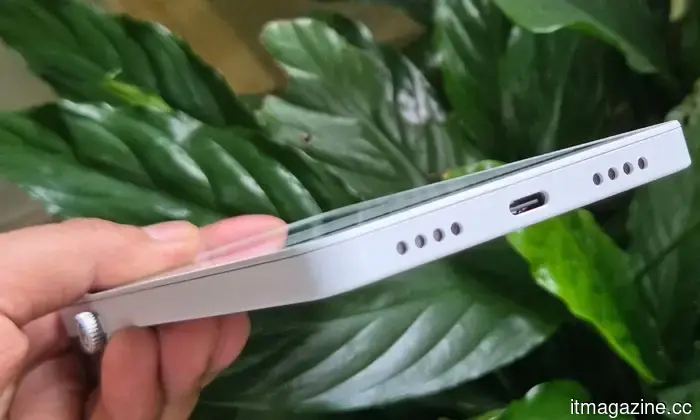 DuRoBo Krono review: An innovative approach to the phone-like e-reader that perhaps sets its sights a bit too high.
