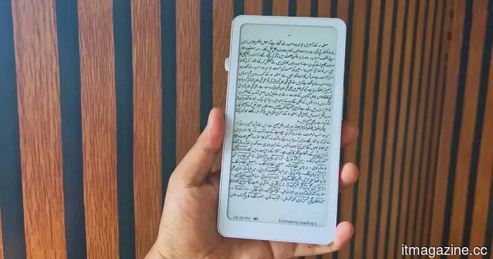 DuRoBo Krono review: An innovative approach to the phone-like e-reader that perhaps sets its sights a bit too high.