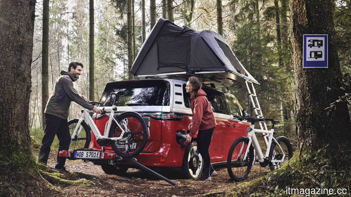 Volkswagen's latest e-bike features a rearview camera, radar technology, and advanced smart glasses designed for fighter pilots.