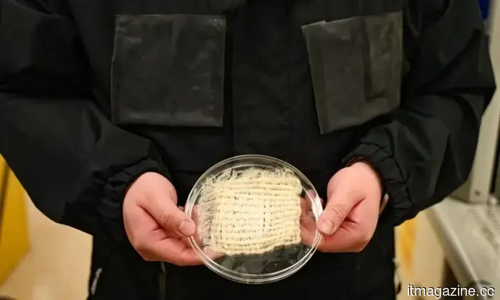 This jacket extracts drinking water directly from the atmosphere.