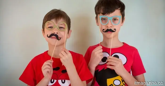 Los niños están eludiendo los controles de edad en línea dibujando barbas falsas en su cara.