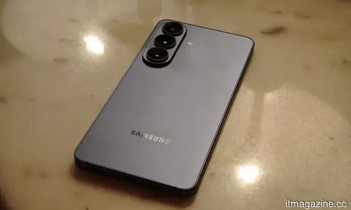 Samsung Galaxy S26 Review: This small flagship seems to be playing it too safe.