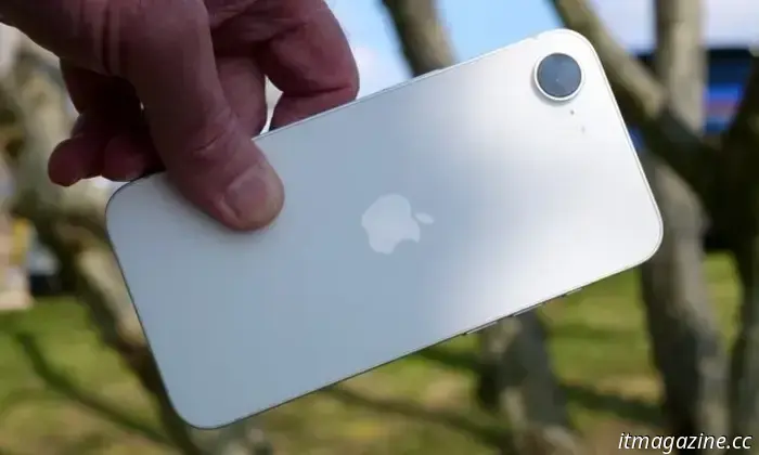 Questa rinascita del Nokia N8 trasforma un top di gamma del 2010 in un telefono retrò utilizzabile.