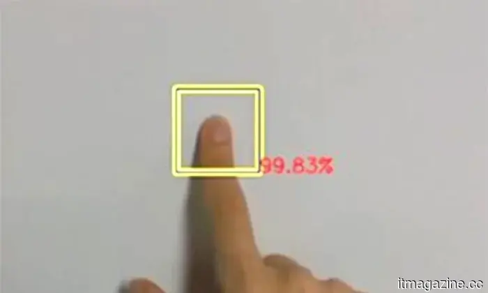 La tecnologia AR di nuova generazione trasforma qualsiasi superficie in un touchscreen senza alcun equipaggiamento specializzato.