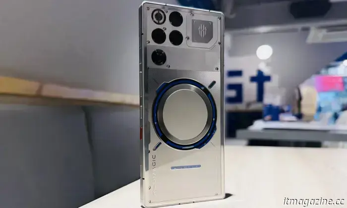 Ho provato il primo telefono al mondo raffreddato a liquido e ha fatto sembrare il mio iPhone insipido.