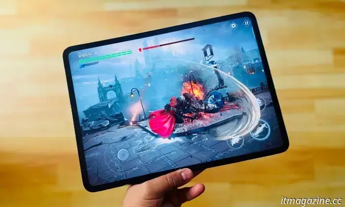 Обычный iPad — безжалостно эффективный планшет, и за $349 то, что он предлагает, почти невозможно превзойти. Он почти во всём попадает в цель: прочная сборка и плавная работа, насыщенное функциями ПО и долговечные обновления. Он идеально подходит для детей, школ и развлечений.

Много лет он оставался северной звездой для игроков в сегменте Android, но никому так и не удалось его затмить. Появляется OnePlus с Pad Go 2 — бюджетным Android‑решением, которое идёт немного иным путём, чтобы перевернуть рынок iPad, и почти справляется с этим.

Он не может окончательно побить iPad, но за $399 всё равно предлагает массу приятных вещей, которые делают его одним из самых сбалансированных Android‑планшетов. Я даже рискну назвать его лучшим Android‑планшетом по соотношению цены и качества на рынке, после пары недель использования его в качестве компаньона.

Экран, созданный и для работы, и для развлечений

Nadeem Sarwar / Digital Trends

На бюджете трудно найти приличный экран. Ограничения бюджета обычно сказываются на плотности пикселей, размере, яркости или плавности. OnePlus Pad Go 2 находит тонкий баланс — возможно, лучший — между всеми этими ключевыми показателями.

По сравнению с обычным iPad он предлагает больший экран (12,1‑дюймовый против 11‑дюймового) с разрешением 2800 × 1980 пикселей. По резкости плотность пикселей на OnePlus даже выше (284 против 264 PPI), а также он обеспечивает большую яркость — 600 нит (900 нит в режиме высокой яркости), тогда как iPad максимум 500 нит.

Это не разница день и ночь, но на улице читаемость лучше. Ещё один недооценённый плюс — соотношение сторон. Формат 7:5 лучше подходит для многозадачности с разделённым экраном по сравнению с более «квадратным» подходом iPad. Конечно, и полезная площадь экрана щедрее.

Nadeem Sarwar / Digital Trends

Если вы покупаете этот планшет в первую очередь для стриминга контента, он не разочарует. Поддерживается контент Dolby Vision, а соотношение сторон делает его удачным выбором по сравнению с 16:9 у многих Android‑планшетов и примерно 4:3‑подходом Apple.

Если вы планируете много играть или стримить игры из облака, этот экран для этого подходит лучше. Вы реже столкнётесь с вертикальными чёрными полосами (pillarboxing) или странным вертикальным кадрированием на OnePlus Pad Go 2 по сравнению с iPad.

Экран достаточно насыщенный, углы обзора тоже неплохие. Но что действительно выделяет этот планшет, так это частота обновления 120 Гц. Большинство планшетов в этом ценовом сегменте — включая iPad — остаются на обычной панели, а OnePlus Pad Go 2 поднимает план с экраном 120 Гц.

Эффект дополнительной плавности заметен сразу. Будь то обычное взаимодействие с OxygenOS 16, заметки со стилусом или просмотр игр — панель 120 Гц ощущается заметно более гладкой. В автоматическом режиме частота может падать до 30 Гц, но я бы оставался на пиковом значении, даже если это сказывается на батарее.

Tom Bedford / Digital Trends

Нельзя полностью испытать удовольствие от игр с частотой выше 60 FPS из‑за ограниченных ресурсов системы, но в тех немногих играх, где это удаётся с небольшой оптимизацией графики, впечатление довольно приятное. По моему опыту, режим 60 fps в играх — золотая середина для 120‑герцовой LCD‑панели OnePlus Pad Go 2, и он по‑прежнему приносит удовольствие.

Программное обеспечение делает его особенным

OnePlus серьёзно переключился в сторону AI‑ориентированного программного опыта на базе OxygenOS 16, но не переборщил. Напротив, ПО на базе Android 16 на планшете сохраняет своё очарование с множеством уникальных функций.

Боковая панель — одна из моих любимых. Внутренним свайпом вы получаете быстрый доступ к наиболее часто используемым приложениям и утилитам без отвлекающих перескоков между приложениями. Там же расположена панель файлов, которая скорее выступает как синхронизируемый универсальный контейнер для файлов, то есть glorified буфер обмена.

Nadeem Sarwar / Digital Trends

Для элементов, к которым вы часто обращаетесь, можно быстро «припарковать» их здесь и получать доступ без необходимости рыться в локальном хранилище. Более того, если у вас под рукой есть телефон OnePlus, вы можете синхронизировать панель файлов между устройствами. В том же духе есть аккуратная система зеркалирования экрана, работающая как мост iPhone‑Mac.

OnePlay даже создала систему ретрансляции приложений, которая позволяет транслировать контент телефона на экран планшета. Мне нравится режим заметок на заблокированном экране, который позволяет сразу начинать каракули на экране блокировки, не проходя через разблокировку и запуск приложения.

Есть и несколько функций на базе ИИ, которые справляются с рутинными задачами вроде перевода, суммаризации, редактирования изображений и прочего. Им бы не помешала доработка. Например, функция AI‑writer не работала в предустановленном приложении заметок, и я также не смог запустить её на веб‑страницах в Chrome.

Nadeem Sarwar / Digital Trends

Реализация управления окнами приложений у OnePlus довольно интуитивна, особенно жесты. И да — она лучше, чем то, что предлагает iPadOS 16 на iPad. Жесты перетаскивания, смена окон и управление прозрачностью в OxygenOS 16 — заметные элементы пользовательского опыта.

Единственный большой недочёт — Open Canvas, который позволяет запускать три приложения рядом. Он мне очень понравился на складном OnePlus Open, но по какой‑то причине его нет в OnePlus Pad Go 2. Видимо, из‑за ограничений ресурсов. Ещё одна функция, которой явно не хватает — OnePlus Mind Space.

Ещё один небольшой, но заметный плюс — масштабируемые иконки. По сути, вы можете растянуть значок приложения и добавить быстрые действия внутри той же «пузырьковой» иконки. Например, значок приложения Perplexity можно растянуть, чтобы сразу запустить голосовой режим или режим камеры.

Взлёты и недостатки

Nadeem Sarwar / Digital Trends

За запрашиваемую цену OnePlus Pad Go 2 предлагает много. OnePlus оснастила его SoC MediaTek Dimensity 7300‑Ultra в паре с 8 ГБ оперативной памяти и до 256 ГБ встроенного хранилища. Это довольно мощная связка для базовых задач, потокового видео, казуальных игр и лёгкого видеомонтажа.

Он довольно уверенно тянул Devil May Cry на 60 fps, и Call of Duty: Mobile также была приятной при пресете «high» с достойными графическими настройками. Просто не ждите от него такой же визуальной мощи и плавности в Zenless Zone Zero.

Для сравнения, бенчмарк Geekbench показывает, что чип A16 в iPad примерно на 50% быстрее в многопоточном тесте и впечатляющие 150% быстрее в одноядерном. Этот разрыв не так заметен в повседневном использовании. OnePlus Pad Go 2 справляется с мультимедиа и играми вполне нормально.

Nadeem Sarwar / Digital Trends

Акустическая система может играть довольно громко, и звук приятен на уровне громкости около 50%. Но по мере повышения громкости вы услышите искажения и рваные артефакты, а бас уходит на задний план. iPad не выглядит драматически лучше, но в целом звучит более утончённо и сдержанно.

Автономность здесь — победитель. Батарея ёмкостью 10 050 мА·ч внутри OnePlus Pad Go 2 легко вытянет более 12 часов стриминга. Если вы не в режиме марафонного просмотра, планшет проживёт больше суток и даже без труда дотянет до второго дня. Потребление в простое, к счастью, не прожорливое.

Планшет поддерживает проводную зарядку 33 Вт, что по меркам OnePlus крайне медленно, но всё же заметно опережает iPad. Однако пополнение заряда — испытание терпения. С комплектным адаптером 33 Вт планшету требуется почти два часа, чтобы полностью зарядиться.

Nadeem Sarwar / Digital Trends

Эту модель можно взять и в 5G‑варианте, что довольно приятно. Сборка, в свою очередь, минималистична и очень надёжна. Однако чёрная версия, попавшая мне на обзор, быстро покрывается пятнами от пальцев, и довольно заметно.

В целом OnePlus Pad Go 2 — отличная альтернатива, если вы только погружаетесь в мир планшетов, но не хотите привязанного опыта iPad. В сегменте Android при текущей цене ему нет равных. И здесь есть достаточно заметных преимуществ, чтобы даже покупателей iPad заставить задуматься, что может дать им премия в $50.