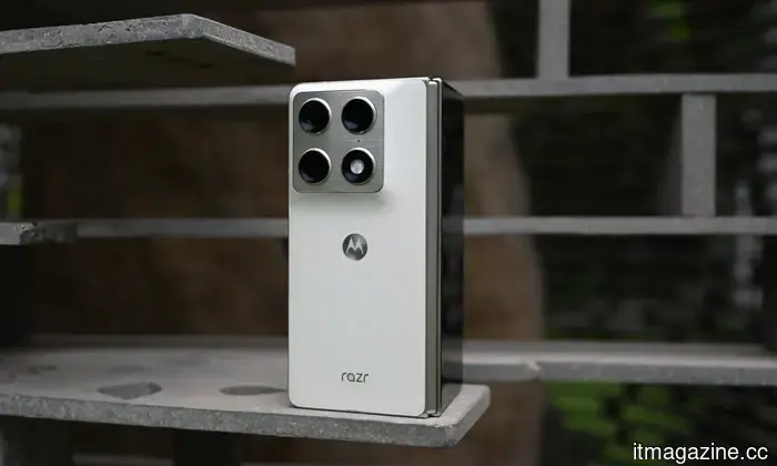 The Razr Fold now interacts more smoothly with iPhones thanks to AirDrop.