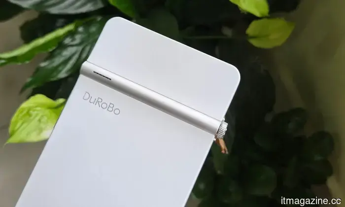 DuRoBo Krono review: An innovative approach to the phone-like e-reader that perhaps sets its sights a bit too high.