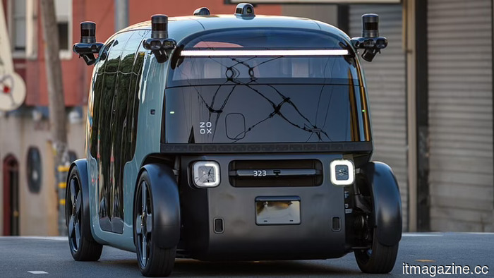 Zoox di Amazon richiama 105 robotaxi dopo che uno è entrato in una fitta nube di fumo in una scena di incendio attivo