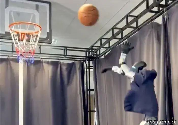 Mira cómo el robot humanoide Optimus de Tesla sufre una caída embarazosa.