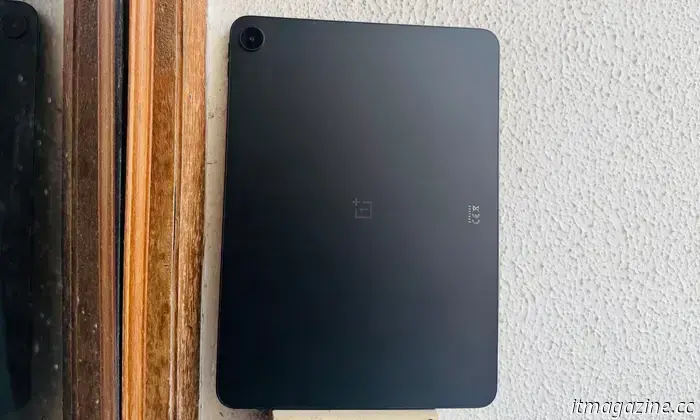 Обычный iPad — безжалостно эффективный планшет, и за $349 то, что он предлагает, почти невозможно превзойти. Он почти во всём попадает в цель: прочная сборка и плавная работа, насыщенное функциями ПО и долговечные обновления. Он идеально подходит для детей, школ и развлечений.

Много лет он оставался северной звездой для игроков в сегменте Android, но никому так и не удалось его затмить. Появляется OnePlus с Pad Go 2 — бюджетным Android‑решением, которое идёт немного иным путём, чтобы перевернуть рынок iPad, и почти справляется с этим.

Он не может окончательно побить iPad, но за $399 всё равно предлагает массу приятных вещей, которые делают его одним из самых сбалансированных Android‑планшетов. Я даже рискну назвать его лучшим Android‑планшетом по соотношению цены и качества на рынке, после пары недель использования его в качестве компаньона.

Экран, созданный и для работы, и для развлечений

Nadeem Sarwar / Digital Trends

На бюджете трудно найти приличный экран. Ограничения бюджета обычно сказываются на плотности пикселей, размере, яркости или плавности. OnePlus Pad Go 2 находит тонкий баланс — возможно, лучший — между всеми этими ключевыми показателями.

По сравнению с обычным iPad он предлагает больший экран (12,1‑дюймовый против 11‑дюймового) с разрешением 2800 × 1980 пикселей. По резкости плотность пикселей на OnePlus даже выше (284 против 264 PPI), а также он обеспечивает большую яркость — 600 нит (900 нит в режиме высокой яркости), тогда как iPad максимум 500 нит.

Это не разница день и ночь, но на улице читаемость лучше. Ещё один недооценённый плюс — соотношение сторон. Формат 7:5 лучше подходит для многозадачности с разделённым экраном по сравнению с более «квадратным» подходом iPad. Конечно, и полезная площадь экрана щедрее.

Nadeem Sarwar / Digital Trends

Если вы покупаете этот планшет в первую очередь для стриминга контента, он не разочарует. Поддерживается контент Dolby Vision, а соотношение сторон делает его удачным выбором по сравнению с 16:9 у многих Android‑планшетов и примерно 4:3‑подходом Apple.

Если вы планируете много играть или стримить игры из облака, этот экран для этого подходит лучше. Вы реже столкнётесь с вертикальными чёрными полосами (pillarboxing) или странным вертикальным кадрированием на OnePlus Pad Go 2 по сравнению с iPad.

Экран достаточно насыщенный, углы обзора тоже неплохие. Но что действительно выделяет этот планшет, так это частота обновления 120 Гц. Большинство планшетов в этом ценовом сегменте — включая iPad — остаются на обычной панели, а OnePlus Pad Go 2 поднимает план с экраном 120 Гц.

Эффект дополнительной плавности заметен сразу. Будь то обычное взаимодействие с OxygenOS 16, заметки со стилусом или просмотр игр — панель 120 Гц ощущается заметно более гладкой. В автоматическом режиме частота может падать до 30 Гц, но я бы оставался на пиковом значении, даже если это сказывается на батарее.

Tom Bedford / Digital Trends

Нельзя полностью испытать удовольствие от игр с частотой выше 60 FPS из‑за ограниченных ресурсов системы, но в тех немногих играх, где это удаётся с небольшой оптимизацией графики, впечатление довольно приятное. По моему опыту, режим 60 fps в играх — золотая середина для 120‑герцовой LCD‑панели OnePlus Pad Go 2, и он по‑прежнему приносит удовольствие.

Программное обеспечение делает его особенным

OnePlus серьёзно переключился в сторону AI‑ориентированного программного опыта на базе OxygenOS 16, но не переборщил. Напротив, ПО на базе Android 16 на планшете сохраняет своё очарование с множеством уникальных функций.

Боковая панель — одна из моих любимых. Внутренним свайпом вы получаете быстрый доступ к наиболее часто используемым приложениям и утилитам без отвлекающих перескоков между приложениями. Там же расположена панель файлов, которая скорее выступает как синхронизируемый универсальный контейнер для файлов, то есть glorified буфер обмена.

Nadeem Sarwar / Digital Trends

Для элементов, к которым вы часто обращаетесь, можно быстро «припарковать» их здесь и получать доступ без необходимости рыться в локальном хранилище. Более того, если у вас под рукой есть телефон OnePlus, вы можете синхронизировать панель файлов между устройствами. В том же духе есть аккуратная система зеркалирования экрана, работающая как мост iPhone‑Mac.

OnePlay даже создала систему ретрансляции приложений, которая позволяет транслировать контент телефона на экран планшета. Мне нравится режим заметок на заблокированном экране, который позволяет сразу начинать каракули на экране блокировки, не проходя через разблокировку и запуск приложения.

Есть и несколько функций на базе ИИ, которые справляются с рутинными задачами вроде перевода, суммаризации, редактирования изображений и прочего. Им бы не помешала доработка. Например, функция AI‑writer не работала в предустановленном приложении заметок, и я также не смог запустить её на веб‑страницах в Chrome.

Nadeem Sarwar / Digital Trends

Реализация управления окнами приложений у OnePlus довольно интуитивна, особенно жесты. И да — она лучше, чем то, что предлагает iPadOS 16 на iPad. Жесты перетаскивания, смена окон и управление прозрачностью в OxygenOS 16 — заметные элементы пользовательского опыта.

Единственный большой недочёт — Open Canvas, который позволяет запускать три приложения рядом. Он мне очень понравился на складном OnePlus Open, но по какой‑то причине его нет в OnePlus Pad Go 2. Видимо, из‑за ограничений ресурсов. Ещё одна функция, которой явно не хватает — OnePlus Mind Space.

Ещё один небольшой, но заметный плюс — масштабируемые иконки. По сути, вы можете растянуть значок приложения и добавить быстрые действия внутри той же «пузырьковой» иконки. Например, значок приложения Perplexity можно растянуть, чтобы сразу запустить голосовой режим или режим камеры.

Взлёты и недостатки

Nadeem Sarwar / Digital Trends

За запрашиваемую цену OnePlus Pad Go 2 предлагает много. OnePlus оснастила его SoC MediaTek Dimensity 7300‑Ultra в паре с 8 ГБ оперативной памяти и до 256 ГБ встроенного хранилища. Это довольно мощная связка для базовых задач, потокового видео, казуальных игр и лёгкого видеомонтажа.

Он довольно уверенно тянул Devil May Cry на 60 fps, и Call of Duty: Mobile также была приятной при пресете «high» с достойными графическими настройками. Просто не ждите от него такой же визуальной мощи и плавности в Zenless Zone Zero.

Для сравнения, бенчмарк Geekbench показывает, что чип A16 в iPad примерно на 50% быстрее в многопоточном тесте и впечатляющие 150% быстрее в одноядерном. Этот разрыв не так заметен в повседневном использовании. OnePlus Pad Go 2 справляется с мультимедиа и играми вполне нормально.

Nadeem Sarwar / Digital Trends

Акустическая система может играть довольно громко, и звук приятен на уровне громкости около 50%. Но по мере повышения громкости вы услышите искажения и рваные артефакты, а бас уходит на задний план. iPad не выглядит драматически лучше, но в целом звучит более утончённо и сдержанно.

Автономность здесь — победитель. Батарея ёмкостью 10 050 мА·ч внутри OnePlus Pad Go 2 легко вытянет более 12 часов стриминга. Если вы не в режиме марафонного просмотра, планшет проживёт больше суток и даже без труда дотянет до второго дня. Потребление в простое, к счастью, не прожорливое.

Планшет поддерживает проводную зарядку 33 Вт, что по меркам OnePlus крайне медленно, но всё же заметно опережает iPad. Однако пополнение заряда — испытание терпения. С комплектным адаптером 33 Вт планшету требуется почти два часа, чтобы полностью зарядиться.

Nadeem Sarwar / Digital Trends

Эту модель можно взять и в 5G‑варианте, что довольно приятно. Сборка, в свою очередь, минималистична и очень надёжна. Однако чёрная версия, попавшая мне на обзор, быстро покрывается пятнами от пальцев, и довольно заметно.

В целом OnePlus Pad Go 2 — отличная альтернатива, если вы только погружаетесь в мир планшетов, но не хотите привязанного опыта iPad. В сегменте Android при текущей цене ему нет равных. И здесь есть достаточно заметных преимуществ, чтобы даже покупателей iPad заставить задуматься, что может дать им премия в $50.