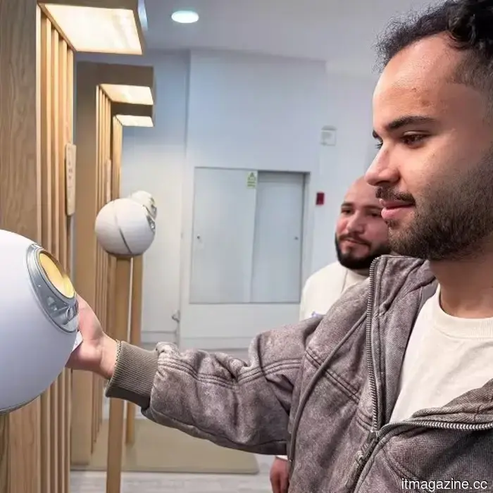 Tinder quiere comprobar tu humanidad mirando dentro de un orbe. Sí, leíste bien.